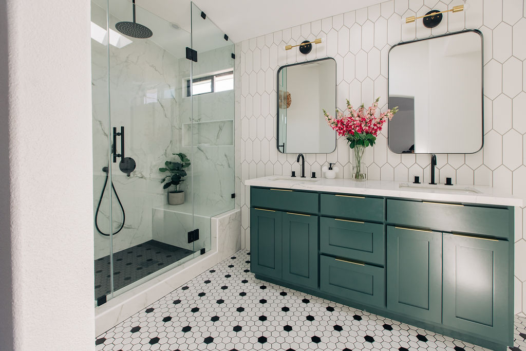 5 Amazing Small Bathroom Renovation Ideas - Primary Bathroom - Home renovation bathroom tips - Bright and airy Bathroom Ideas