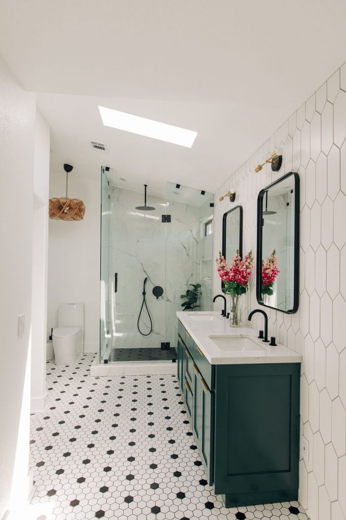 5 Amazing Small Bathroom Renovation Ideas - Primary Bathroom - Home renovation bathroom tips - Bright and airy Bathroom Ideas